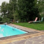 Schwimmbecken mit Liegestühle